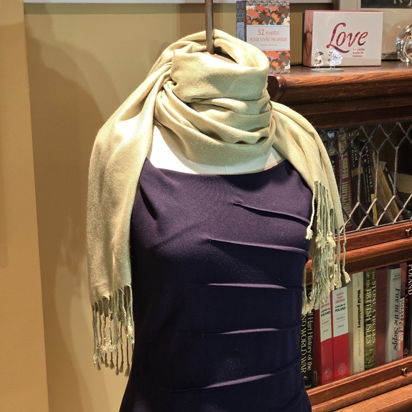 Pistachio Green Cashmere & Silk Blend Scarf/Shawl/Wrap - Picture 11 of 12